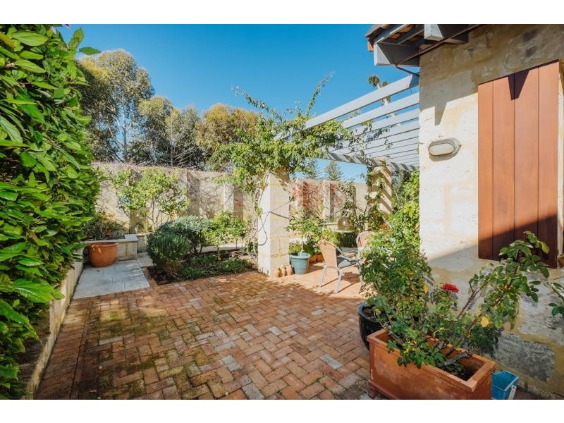 8B James Road, Swanbourne WA 6010