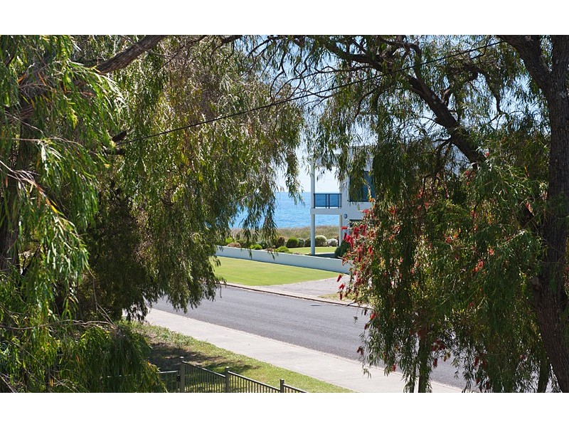 4 Earnshaw Road, West Busselton WA 6280