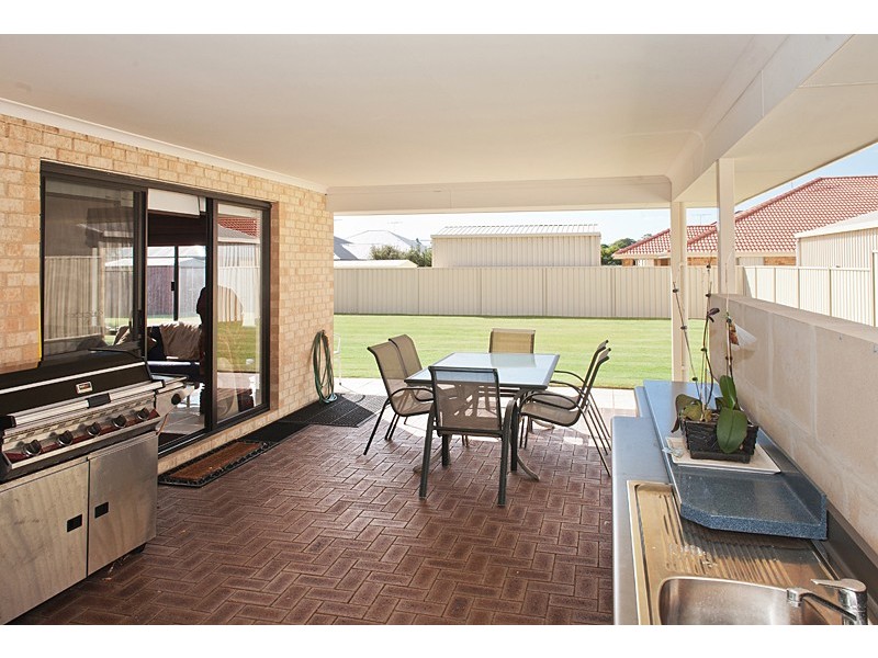 4 Pickmore Circus, West Busselton WA 6280