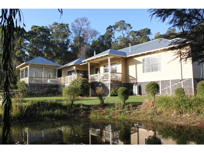5 Roberts Road, Nannup WA 6275