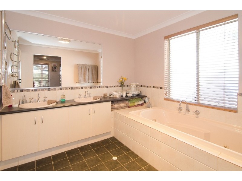 12 Klaehn Crescent, Yalyalup WA 6280