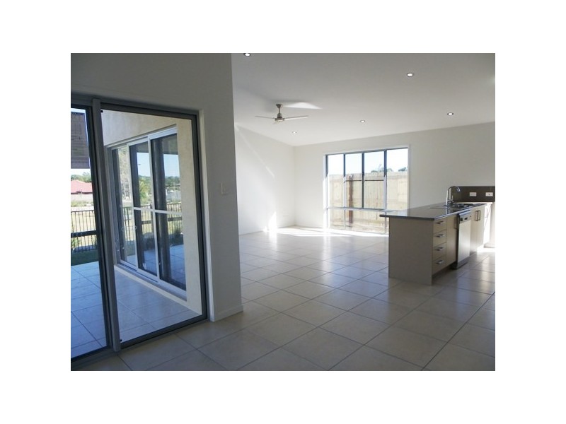 8 Parkview Place, Little Mountain QLD 4551