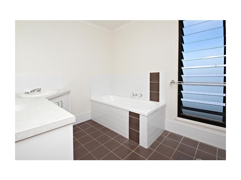 8 Domatia Place, Meridan Plains QLD 4551