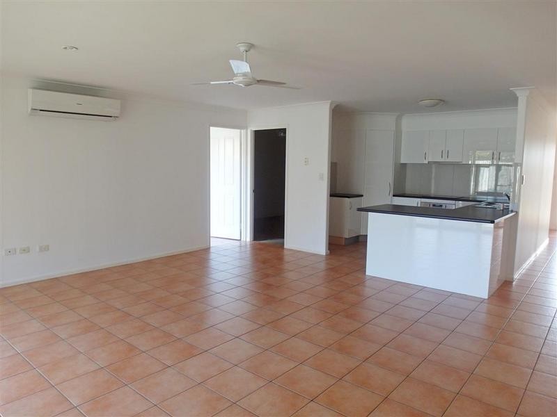 2/11 St James Court, Little Mountain QLD 4551