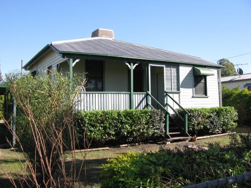 4 Amelia Street, Dalby QLD 4405