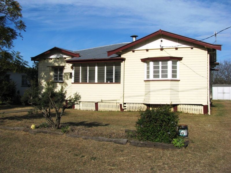 4 Knowles Street, Dalby QLD 4405