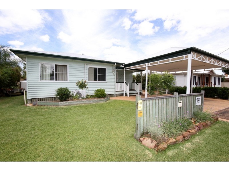 10 Vowles Street, Dalby QLD 4405
