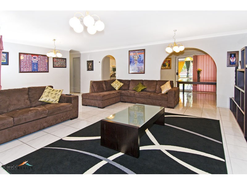 11 Helmet Court, Hillcrest QLD 4118