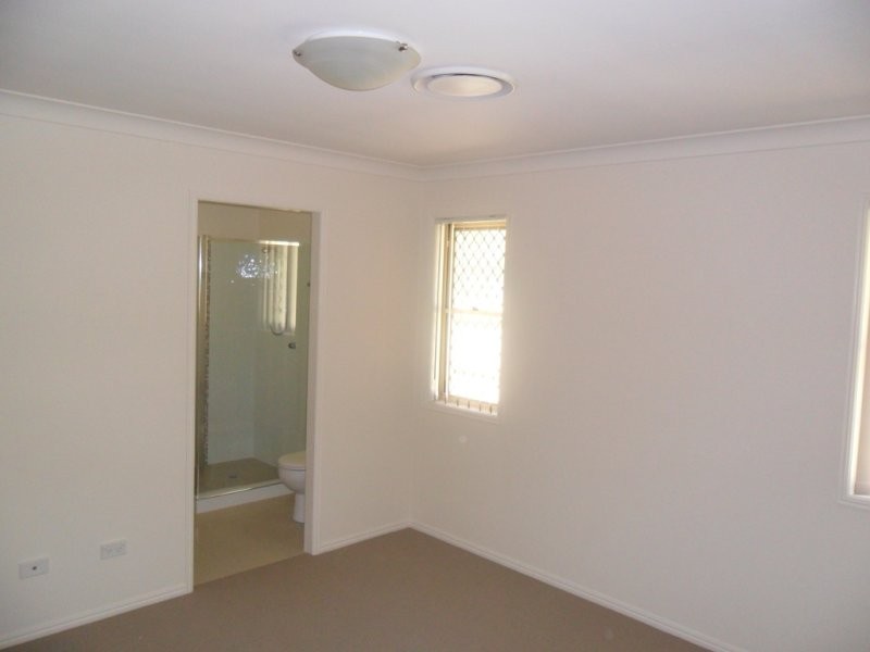 15 Dily Street (off Peverell St), Hillcrest QLD 4118