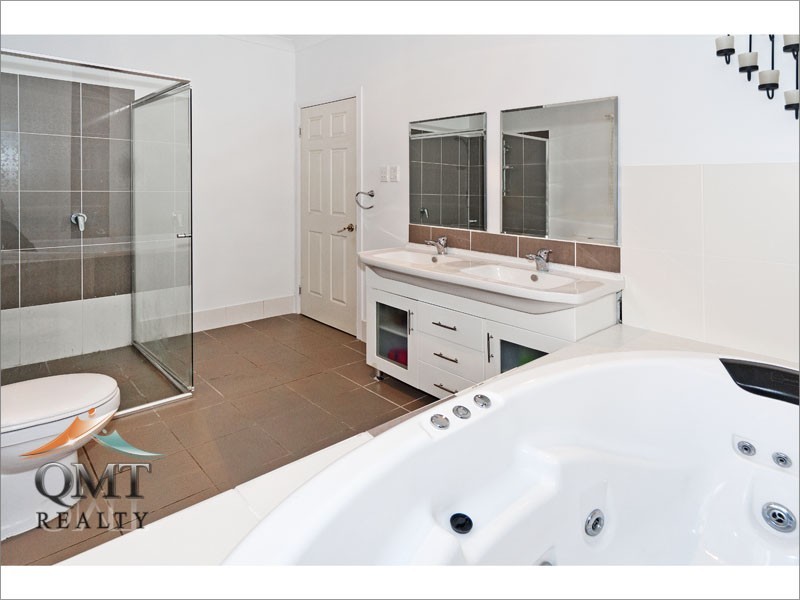 15 Castle Hill Drive, Murrumba Downs QLD 4503