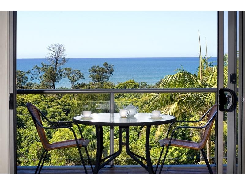 11 Sapphire Crescent, Sapphire Beach NSW 2450