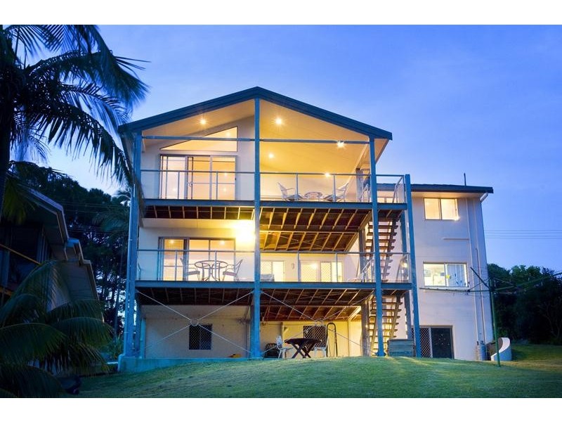 11 Sapphire Crescent, Sapphire Beach NSW 2450