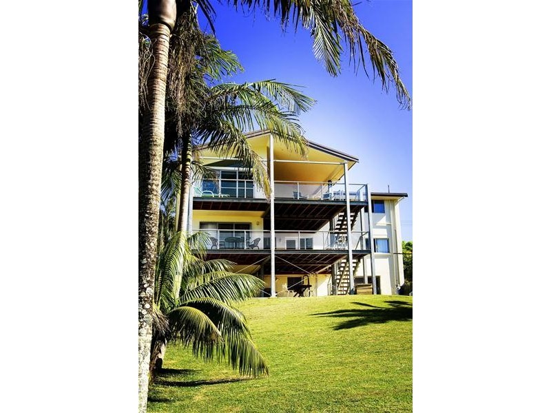 11 Sapphire Crescent, Sapphire Beach NSW 2450