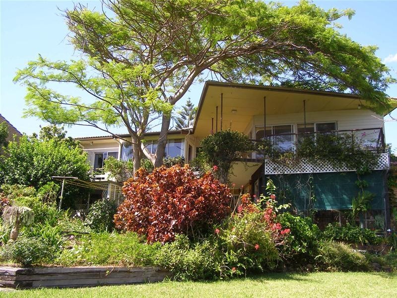 35 Sapphire Crescent, Sapphire Beach NSW 2450