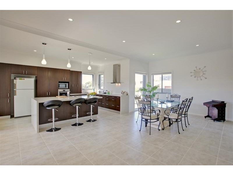 2 San Simeon Circuit, Sapphire Beach NSW 2450