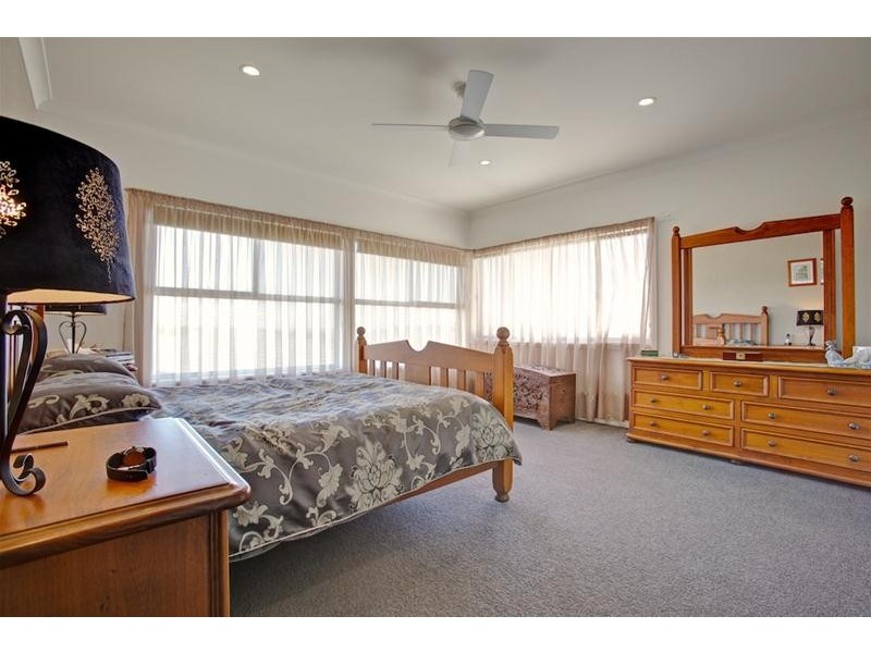 2 San Simeon Circuit, Sapphire Beach NSW 2450
