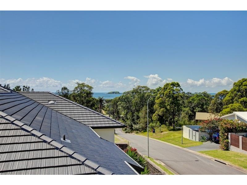 2 San Simeon Circuit, Sapphire Beach NSW 2450