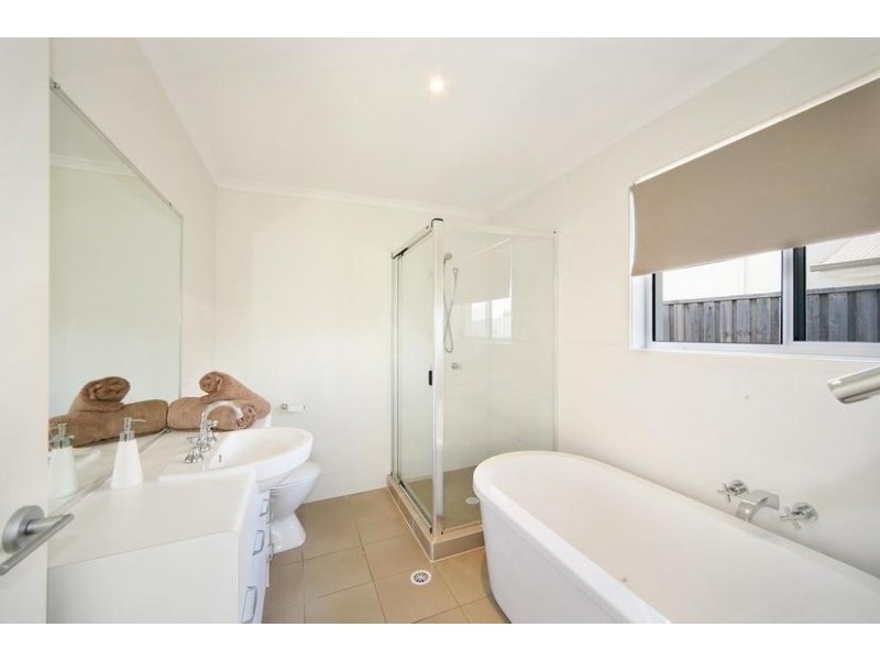 7 Airlie Cres, Pelican Waters QLD 4551