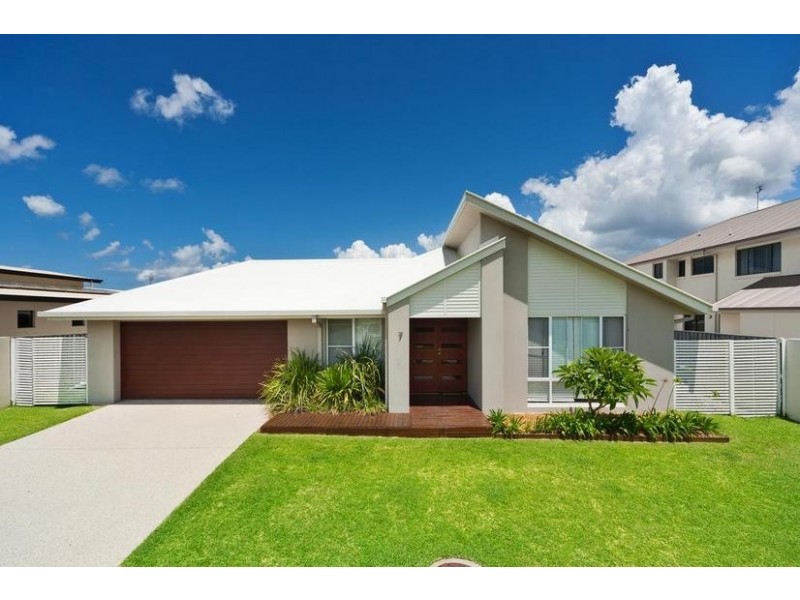 7 Airlie Cres, Pelican Waters QLD 4551