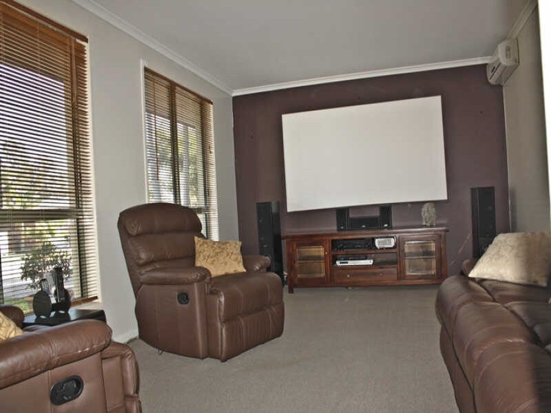 4 SANCTUARY PL, Little Mountain QLD 4551