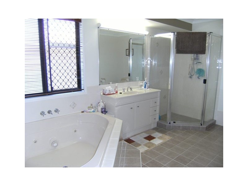 16 Water Side Pl, Little Mountain QLD 4551