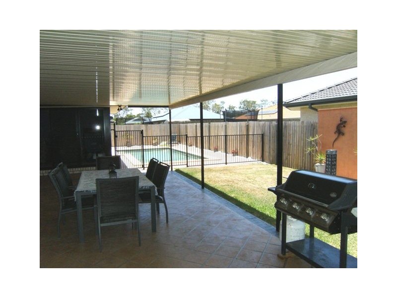 16 Water Side Pl, Little Mountain QLD 4551