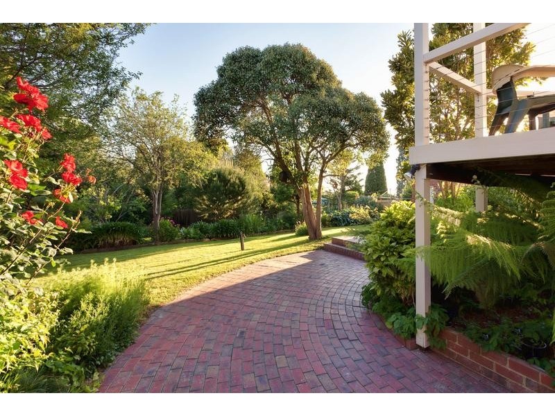 15 Otterington Grove, Ivanhoe East VIC 3079