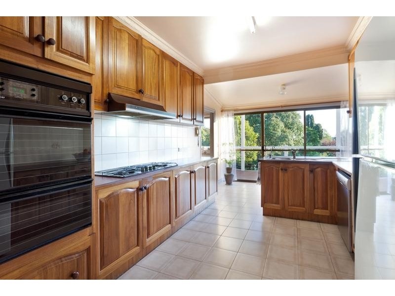 15 Otterington Grove, Ivanhoe East VIC 3079