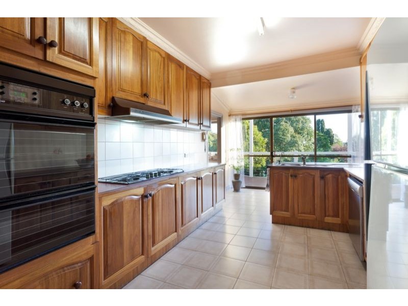 15 Otterington Grove, Ivanhoe VIC 3079