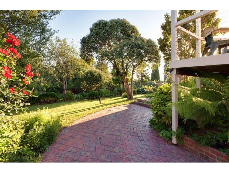 15 Otterington Grove, Ivanhoe VIC 3079