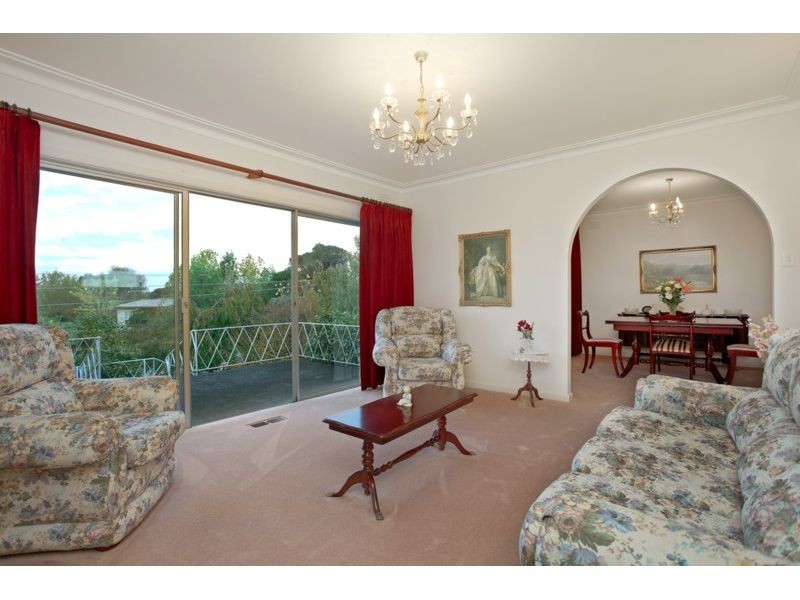 8 Lorraine Parade, Viewbank VIC 3084