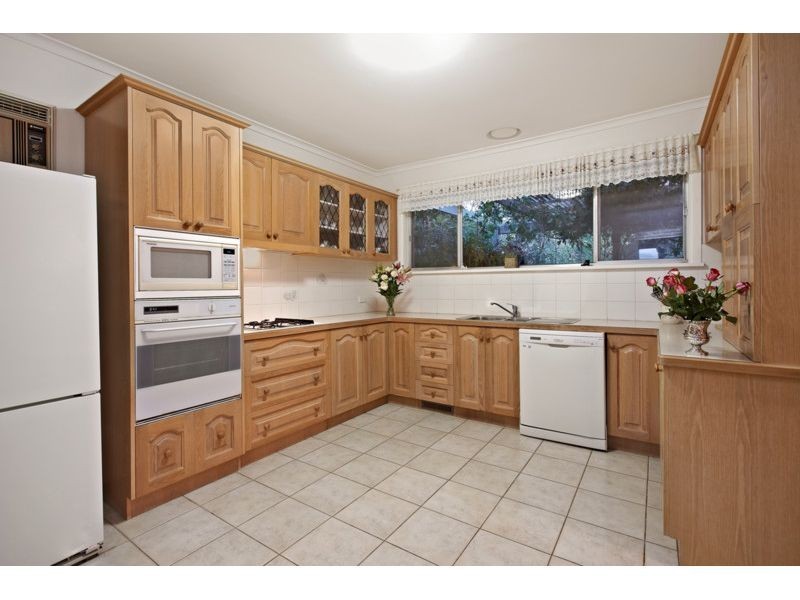 8 Lorraine Parade, Viewbank VIC 3084