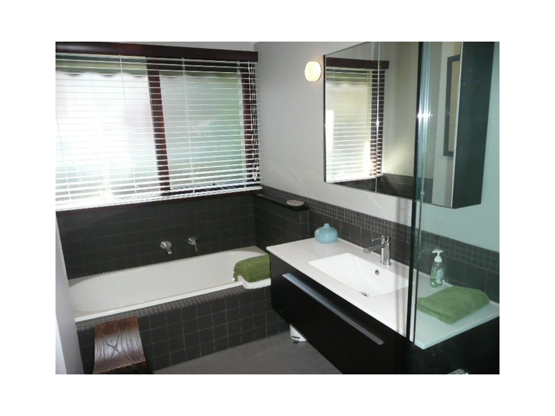 15 Scarborough Drive, Heidelberg VIC 3084