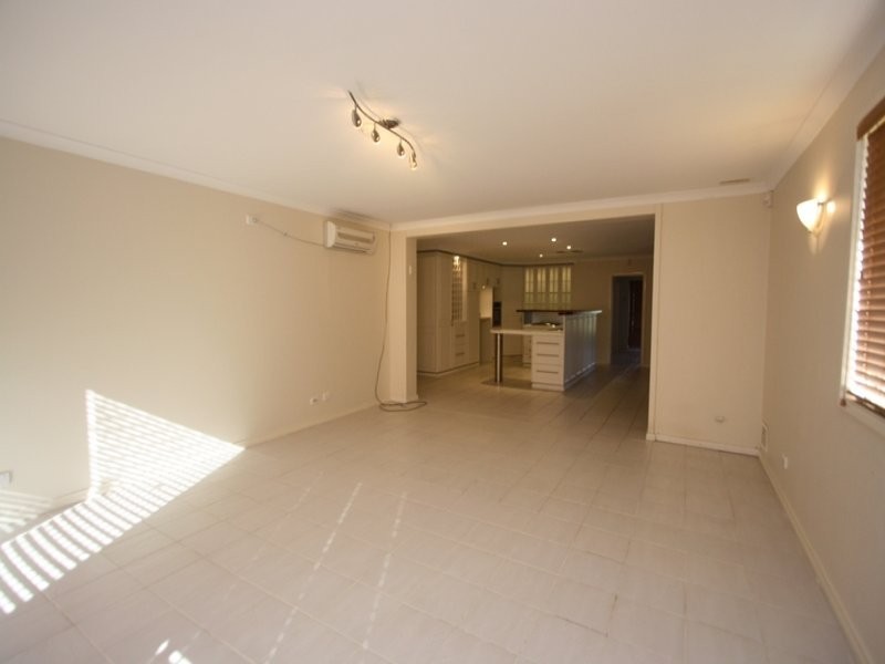 8 Isdell Place, Gosnells WA 6110