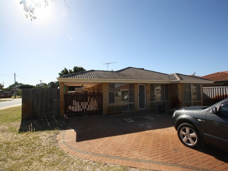 2 Mary Mackillop Glen, Queens Park WA 6107