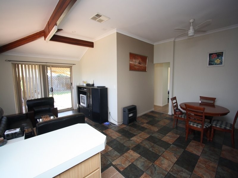 2 Mary Mackillop Glen, Queens Park WA 6107