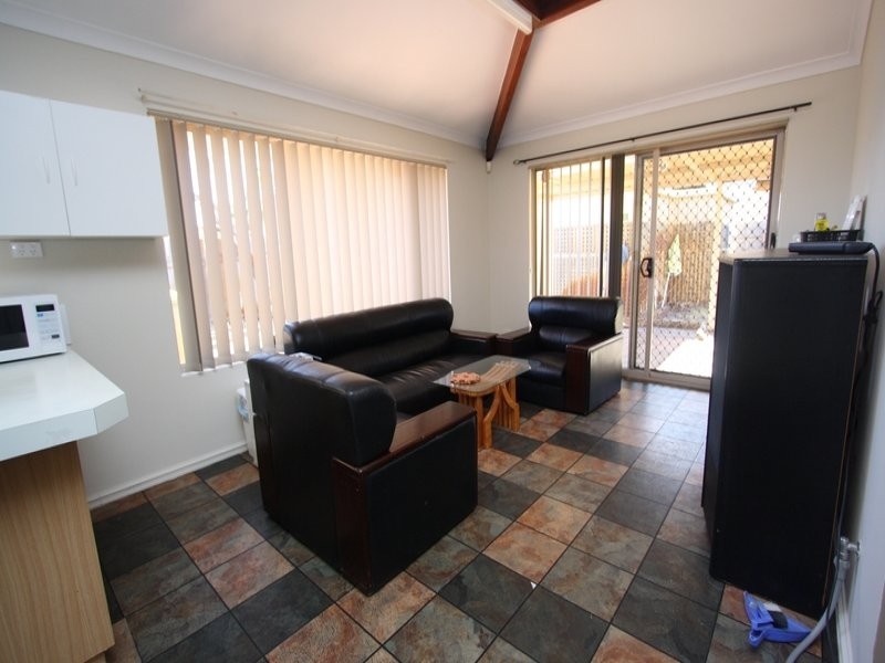 2 Mary Mackillop Glen, Queens Park WA 6107