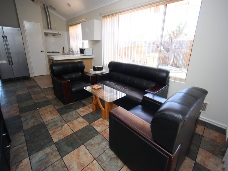 2 Mary Mackillop Glen, Queens Park WA 6107