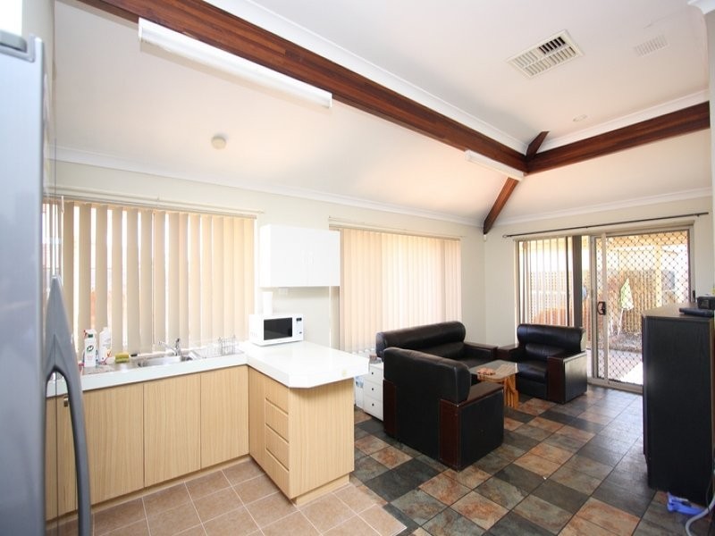 2 Mary Mackillop Glen, Queens Park WA 6107