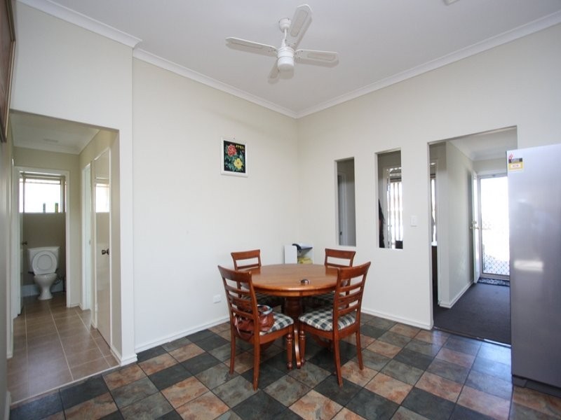 2 Mary Mackillop Glen, Queens Park WA 6107