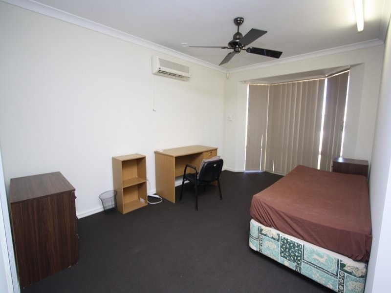 2 Mary Mackillop Glen, Queens Park WA 6107