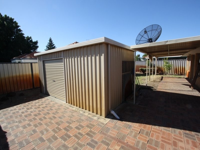 2 Mary Mackillop Glen, Queens Park WA 6107