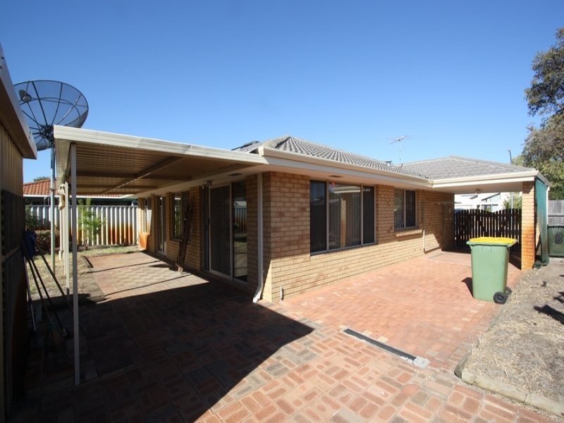 2 Mary Mackillop Glen, Queens Park WA 6107