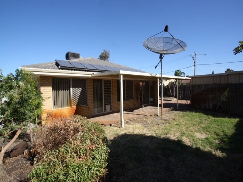 2 Mary Mackillop Glen, Queens Park WA 6107