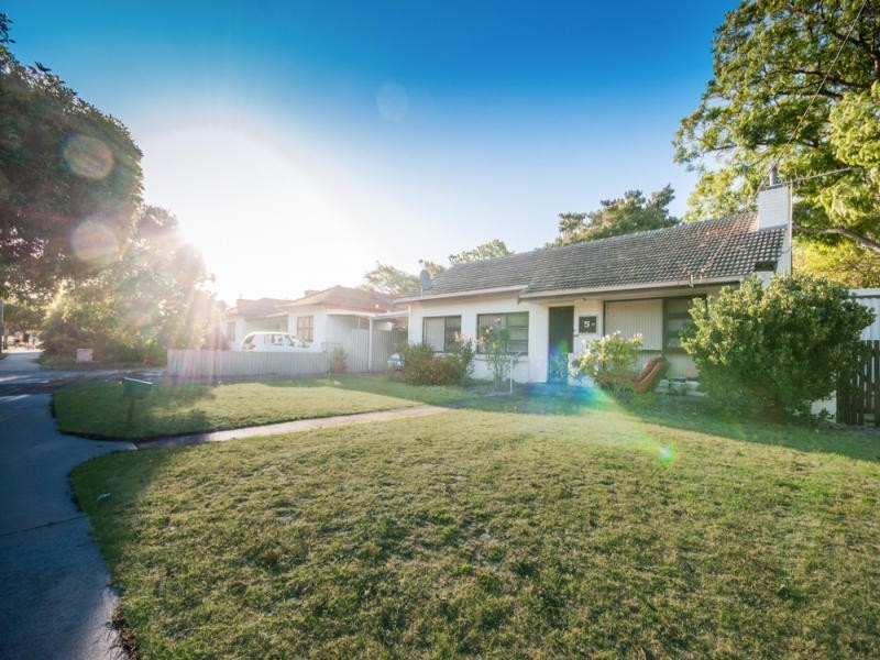 5 Berehaven Ave, Thornlie WA 6108