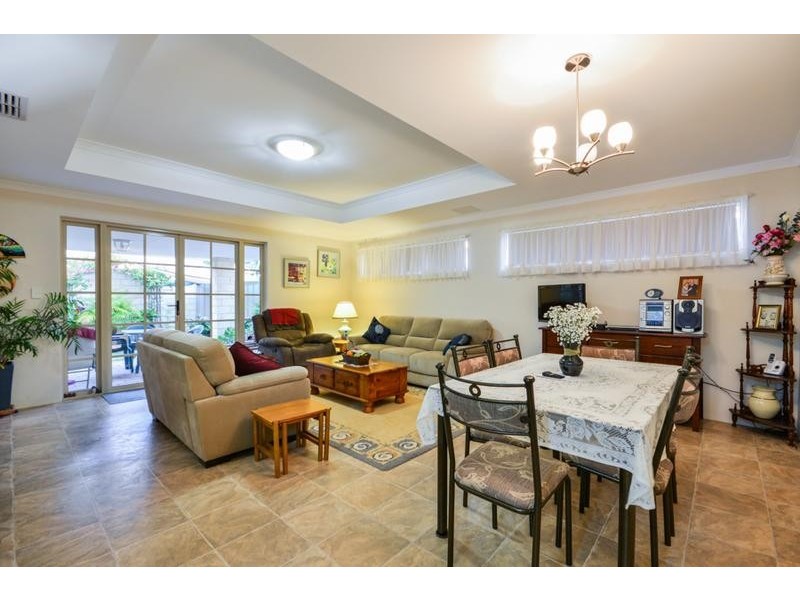 32 Barnsley Street, Queens Park WA 6107