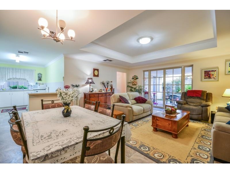 32 Barnsley Street, Queens Park WA 6107