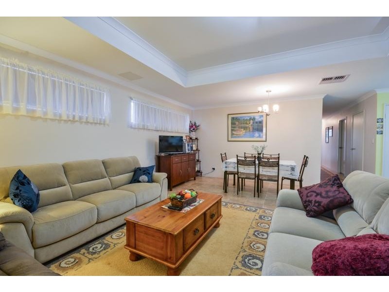 32 Barnsley Street, Queens Park WA 6107