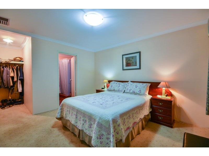 32 Barnsley Street, Queens Park WA 6107