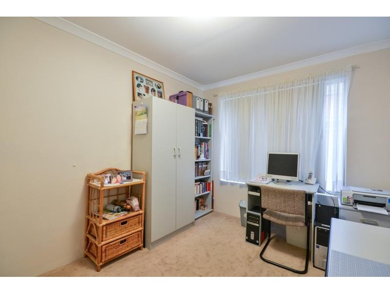 32 Barnsley Street, Queens Park WA 6107